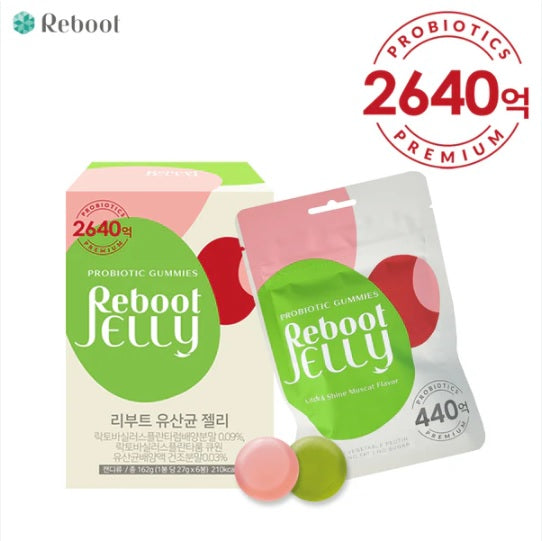 На фото REBOOT Probiotic Gummies Reboot Jelly коробка та пакетик, поряд з ними — цукерки, розташовані на білому фоні.