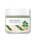 Прозора баночка з етикеткою та білою кришкою крему Round Lab Mugwort Calming Cream на білому фоні.