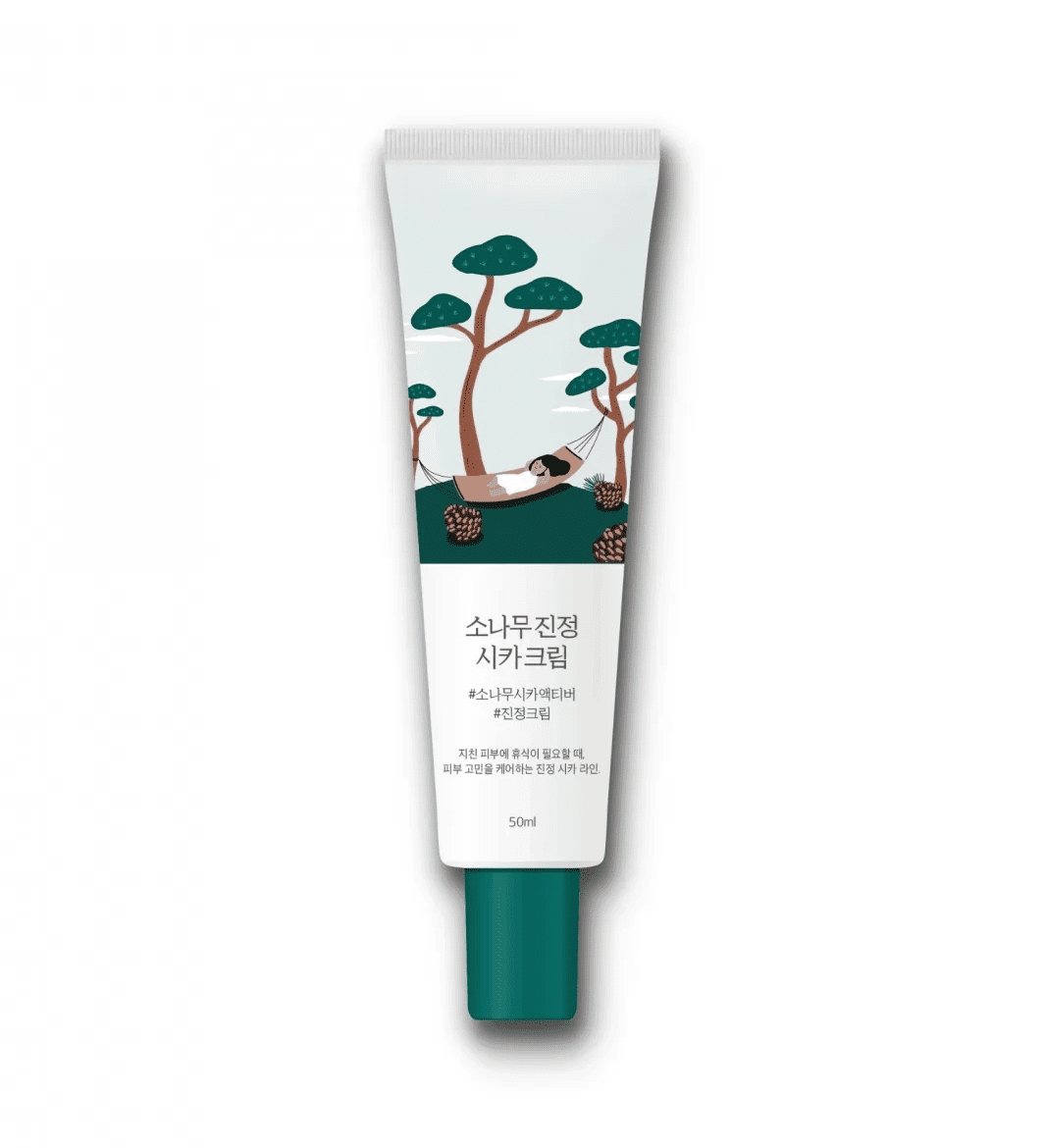 Тюбик крему Round Lab Pine Calming Cica Cream на білому фоні. На тюбику зображені дерева, дівчина на гамаку та шишки на траві.