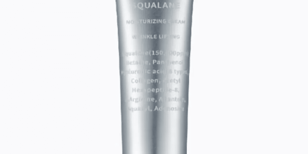 Сріблястий тюбик із сріблястою кришкою крему SNature Aqua Squalane Moisturizing Cream стоїть на білому фоні.