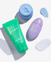 На білій поверхні розміщено три засоби — Azulene Soothing PH Cleanser, Azulene Soothing Cream і Azulene Mild Tone-up Cream, поряд із кожним нанесена відповідна текстура.