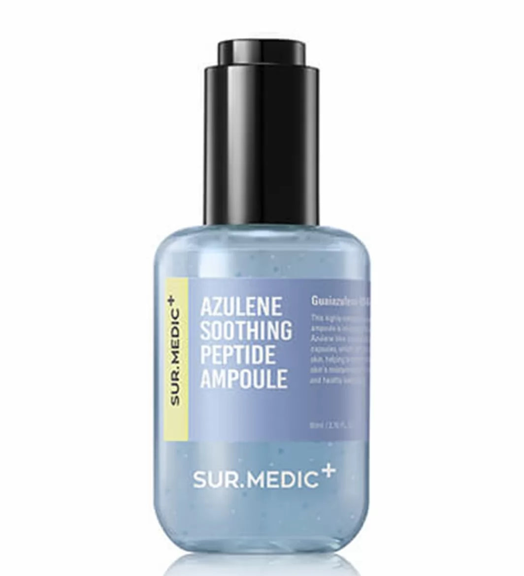 Блакитна ампула з чорною піпеткою SUR.MEDIC+ Azulene Soothing Peptide Ampoule стоїть на білому фоні.
