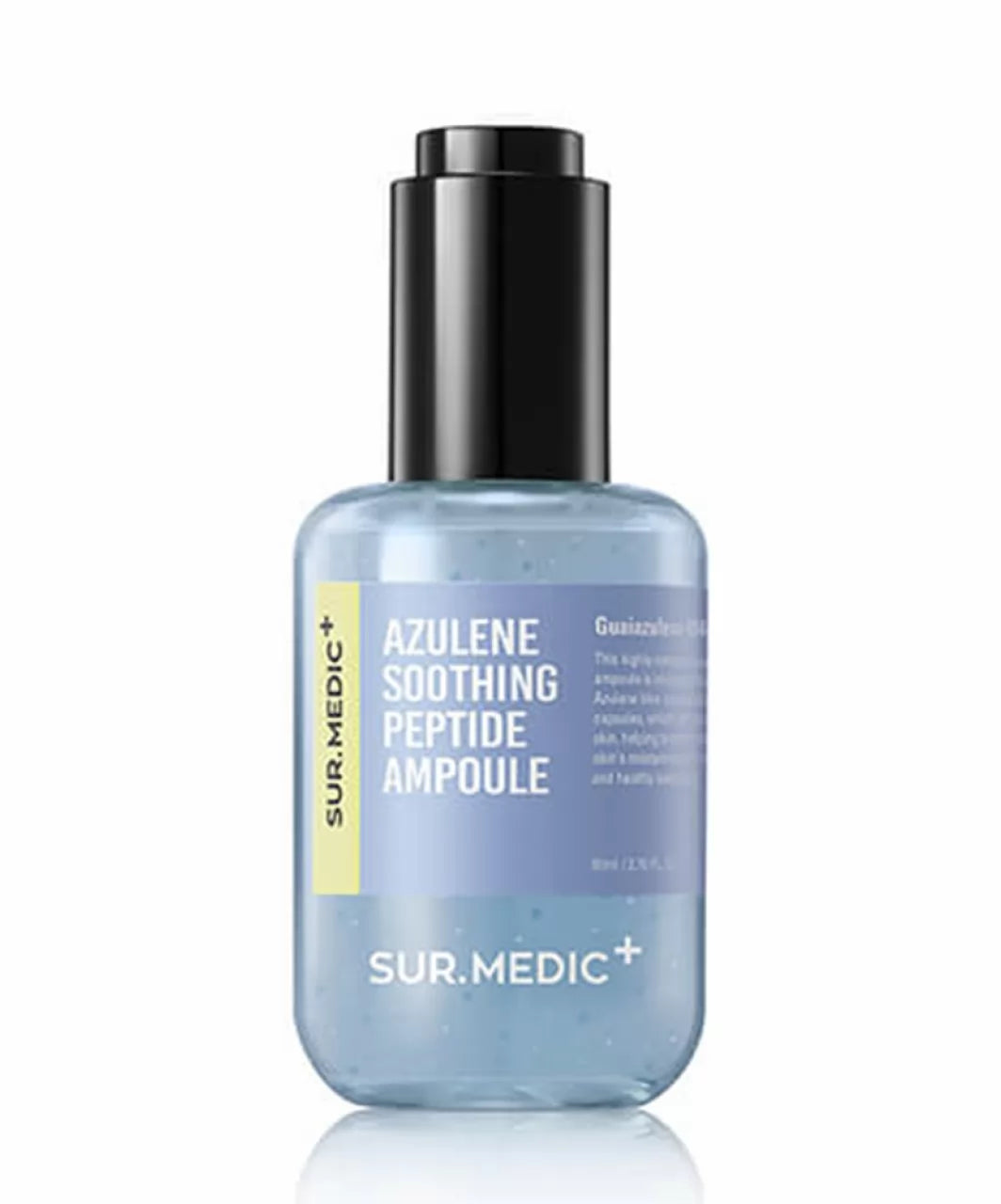 Блакитна ампула з чорною піпеткою SUR.MEDIC+ Azulene Soothing Peptide Ampoule стоїть на білому фоні.