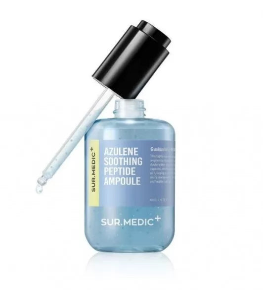 Відкрита блакитна ампула SUR.MEDIC+ Azulene Soothing Peptide Ampoule, на якій лежить піпетка, з якої капає сироватка.
