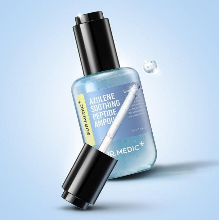 Ампула SUR.MEDIC+ Azulene Soothing Peptide Ampoule на блакитному фоні, поряд перевернута піпетка, з якої витікає сироватка.