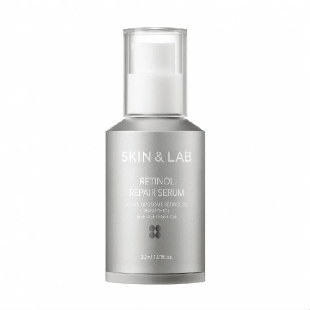 Срібляста ампула з прозорою кришечкою та білим дозатором Skin&Lab Retinol Repair Serum стоїть на білому фоні.