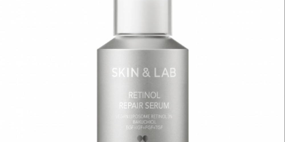 Срібляста ампула з прозорою кришечкою та білим дозатором Skin&Lab Retinol Repair Serum стоїть на білому фоні.