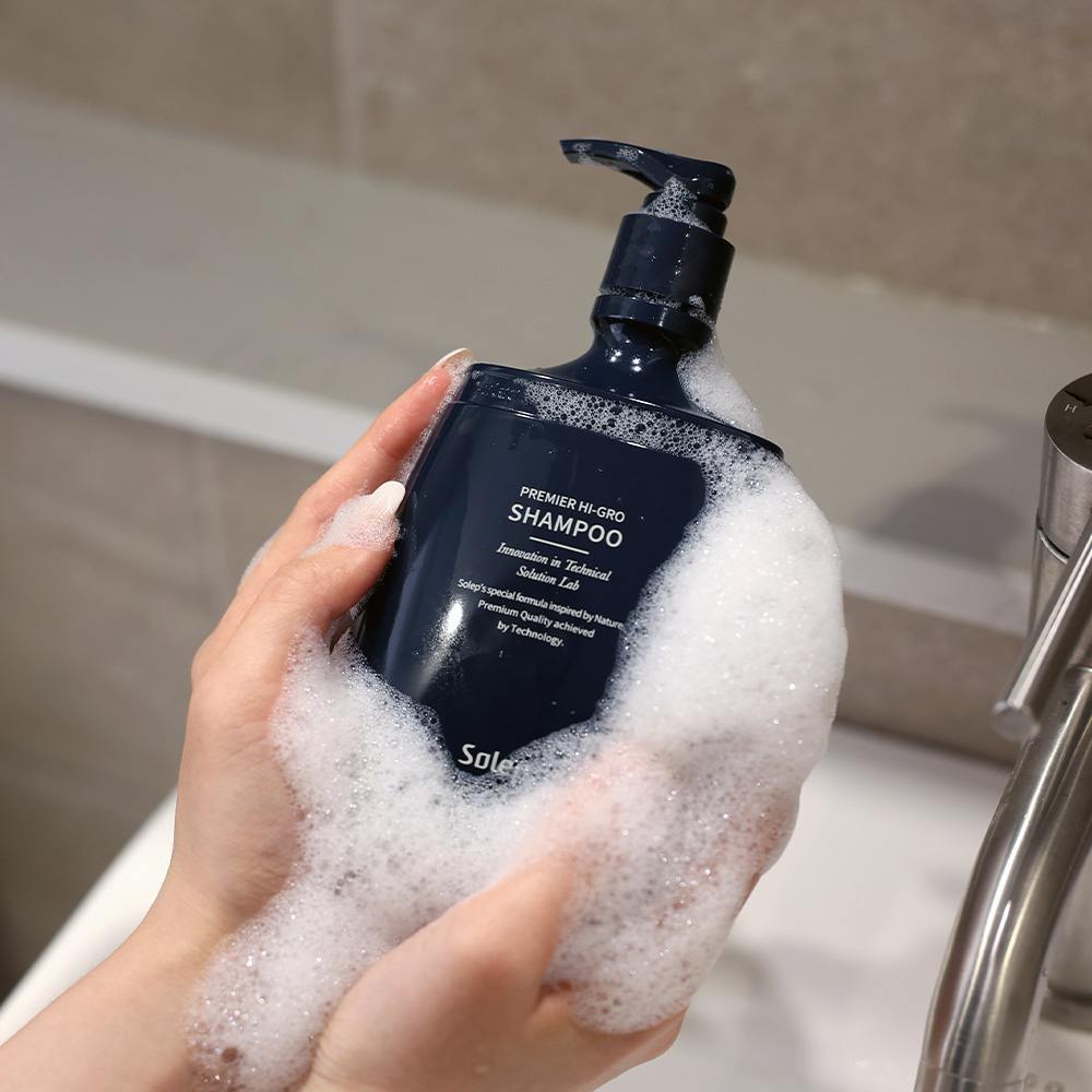 Solep Premier Hi-gro Shampoo в руках, руки і флакон у білій піні 