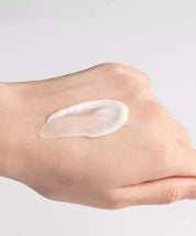 Текстура крему Sur.Medic+ 24K Gold Caviar Repair Vital Cream намазана на шкіру руки.