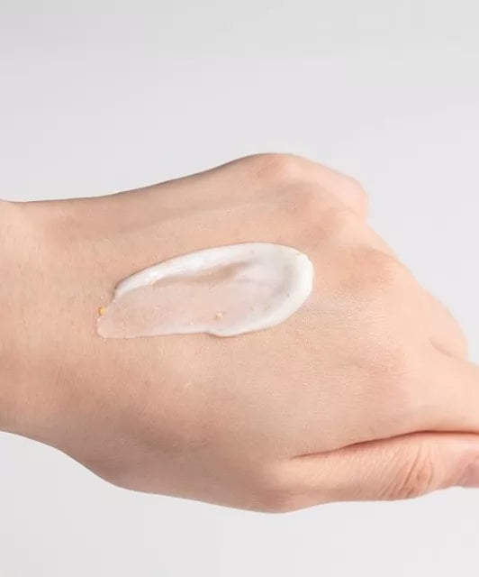 Текстура крему Sur.Medic+ 24K Gold Caviar Repair Vital Cream намазана на шкіру руки.