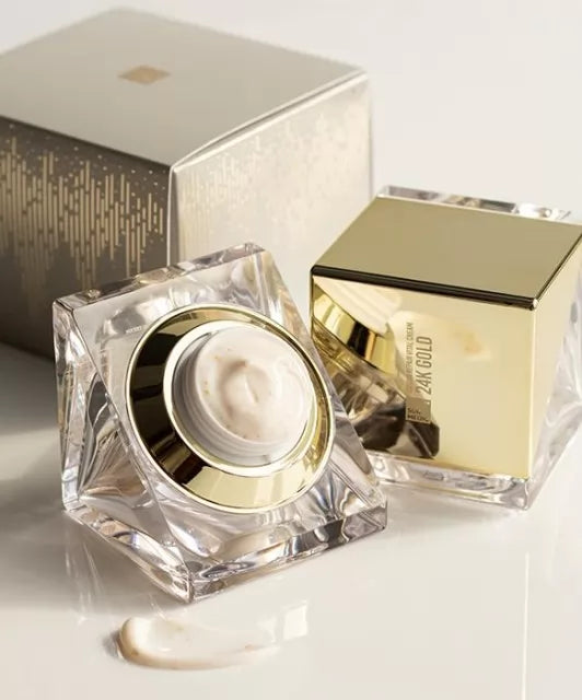 Відкритий крем Sur.Medic+ 24K Gold Caviar Repair Vital Cream стоїть на скляній поверхні, поряд з ним розподілена текстура крему, на фоні видно упаковку від крему.