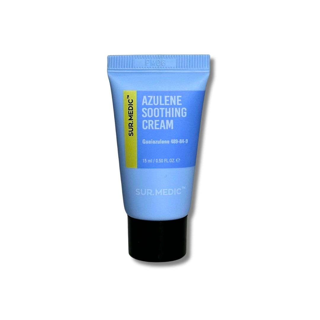 Синій тюбик з чорною кришечкою крему - Sur.Medic+ Azulene Soothing Cream 15 мл стоїть на білому фоні.