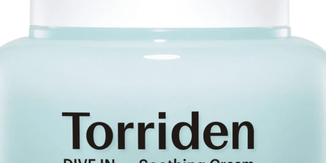 Прозора баночка з білою кришкою крему Torriden Dive-In Soothing Cream стоїть на білому фоні.