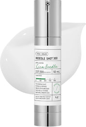 Сріблястий мікроголковий бустер VT COSMETICS VT Reedle shot 300 стоїть на фоні його текстури.