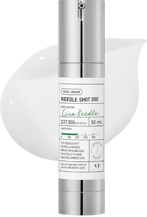 Сріблястий мікроголковий бустер VT COSMETICS VT Reedle shot 300 стоїть на фоні його текстури.