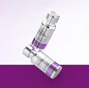 Дві ампули VT Cosmetics Reedle Shot Lifting Serum зависли одна над одною на рожево-фіолетовому фоні.