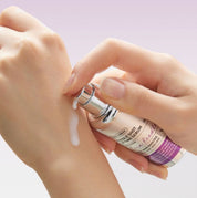 Людина наносить сироватку VT Cosmetics Reedle Shot Lifting Serum на шкіру.