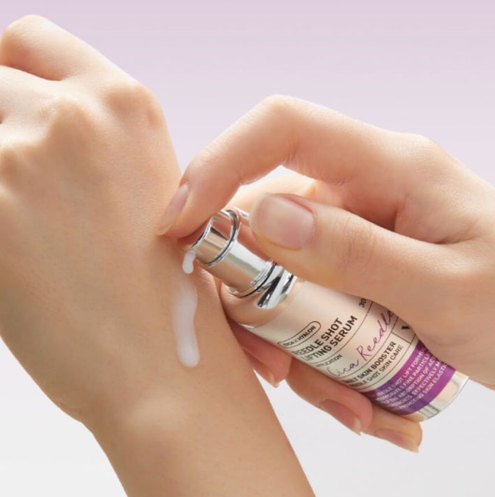 Людина наносить сироватку VT Cosmetics Reedle Shot Lifting Serum на шкіру.