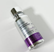 Ампула VT Cosmetics Reedle Shot Lifting Serum лежить на білий поверхні.