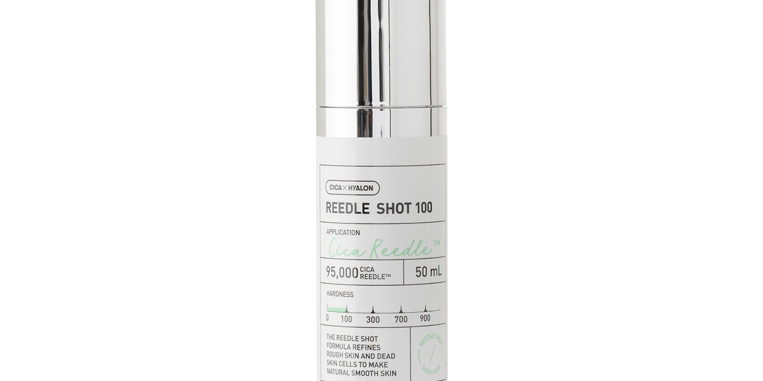 Сріблястий мікроголковий бустер VT Cosmetics VT Reedle Shot 100 стоїть на білому фоні.