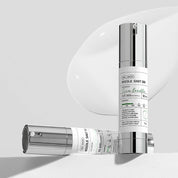 Два бустери VT Cosmetics VT Reedle Shot 300 на білій поверхні: один стоїть, інший лежить, а на фоні видно текстуру засобу.