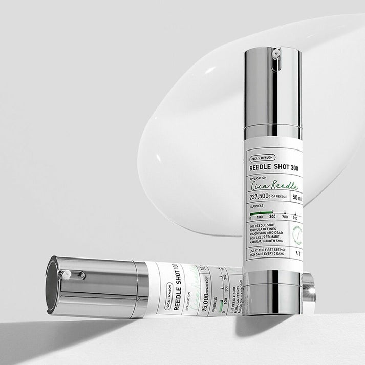 Два бустери VT Cosmetics VT Reedle Shot 300 на білій поверхні: один стоїть, інший лежить, а на фоні видно текстуру засобу.