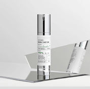 Бустер VT Cosmetics VT Reedle Shot 300 стоїть на дзеркальній поверхні.