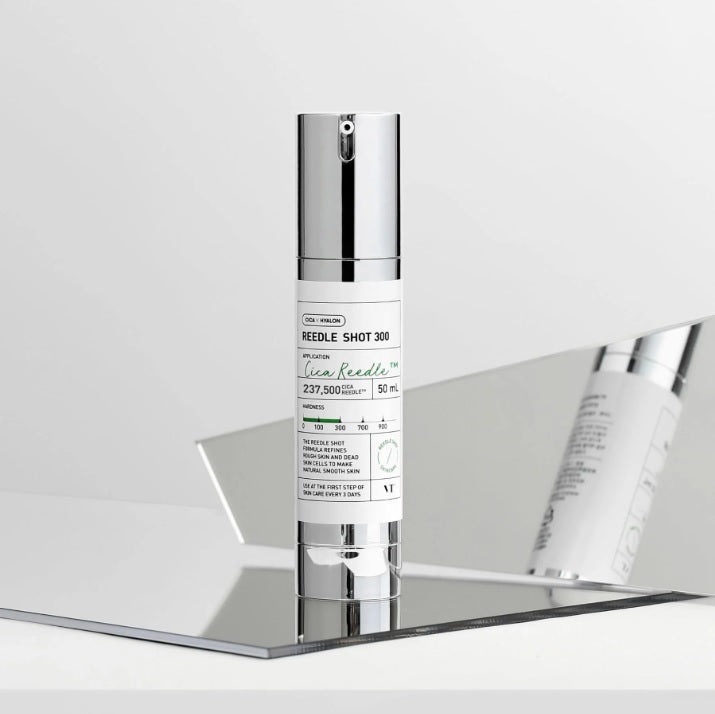 Бустер VT Cosmetics VT Reedle Shot 300 стоїть на дзеркальній поверхні.