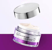 Відкрита баночка крему VT Cosmetics Reedle Shot Lifting Cream знаходиться на біло-фіолетовому фоні.