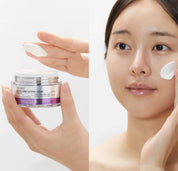 На фото зображено крем VT Cosmetics Reedle Shot Lifting Cream, який беруть пальцем з баночки, а на іншій частині зображення дівчина наносить його собі під око.