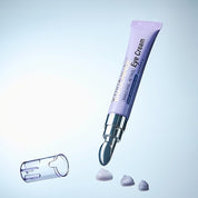 LALARECIPE Bakuchinol Eye Cream із відкритим ковпачком та краплями крему під трубкою на блакитно-білому фоні