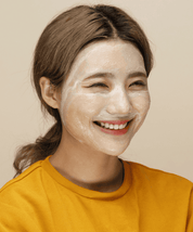Жінка наносить LALARECIPE Yuzu Self Foaming 3in1 Cleanser для м’якого, глибокого очищення обличчя