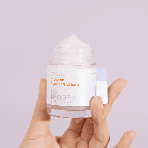 Пальці тримають відкриту баночку крему Neogen Dermalogy V.Biome Soothing Cream.