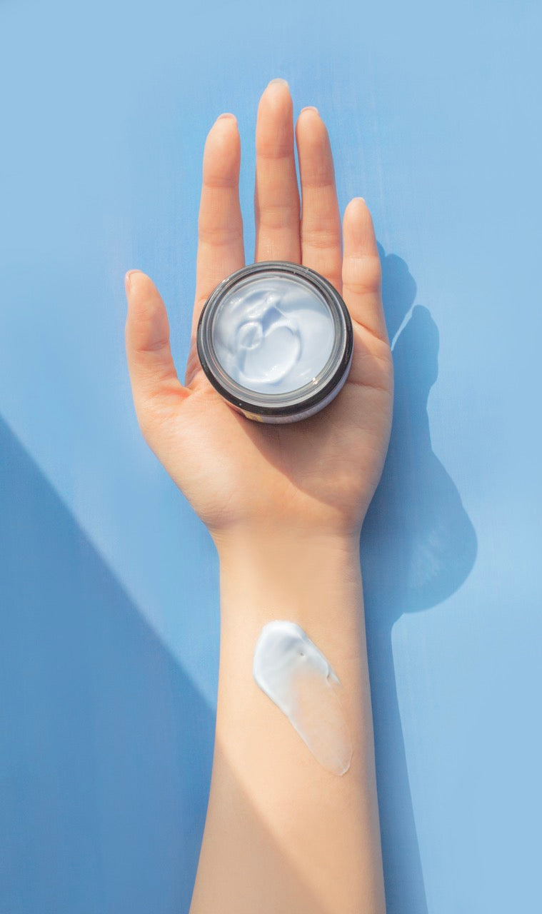 Крем SUR.MEDIC+ Azulene Soothing на долоні – легка текстура для свербіння та чутливості