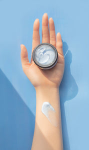 Крем SUR.MEDIC+ Azulene Soothing на долоні – легка текстура для свербіння та чутливості