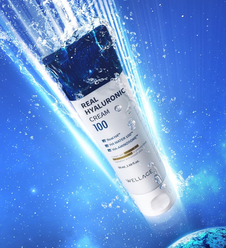 Туба крему Wellage Real Hyaluronic 100 на синьому тлі – глибинне зволоження та пружність шкіри