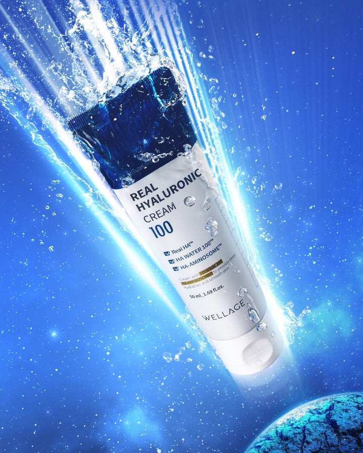 Туба крему Wellage Real Hyaluronic 100 на синьому тлі – глибинне зволоження та пружність шкіри