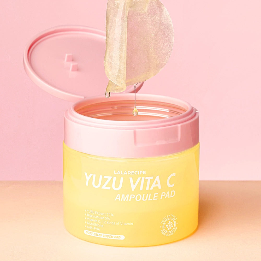 LALARECIPE Yuzu Vita C Ampoule Pad – ампульний педі в банці з відкритою кришкою та джерельце сироватки на світлому дерев’яному фоні