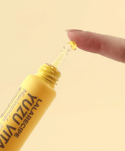 Вітамінний серум під очі з юдзу LALARECIPE Yuzu Vita C Eye Serum — крапля сироватки на кінчику пальця