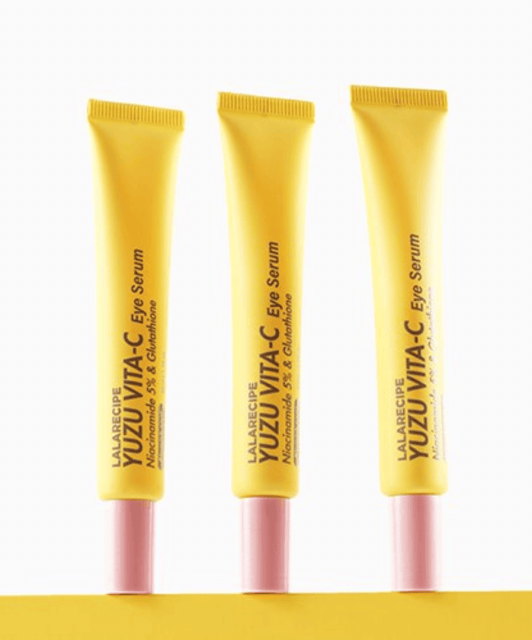 Сироватка для очей з юдзу LALARECIPE Yuzu Vita C Eye Serum — три туби в ряд на білому фоні